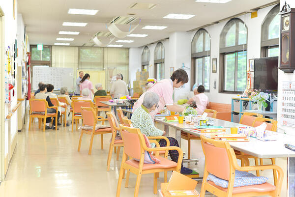 介護老人保健施設 サンシルバー町田（常勤）の介護職求人メイン写真5