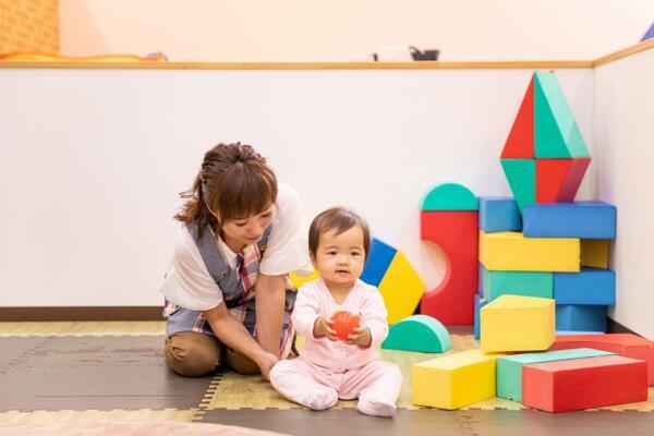 青山すみれ保育園（臨時/常勤）の保育士求人メイン写真1