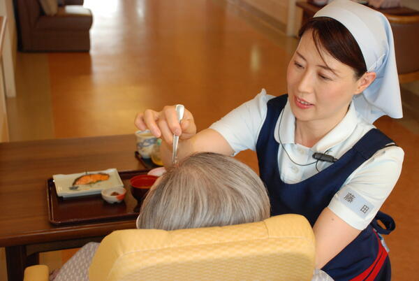 青梅慶友病院（食事介助/パート）の看護助手求人メイン写真2