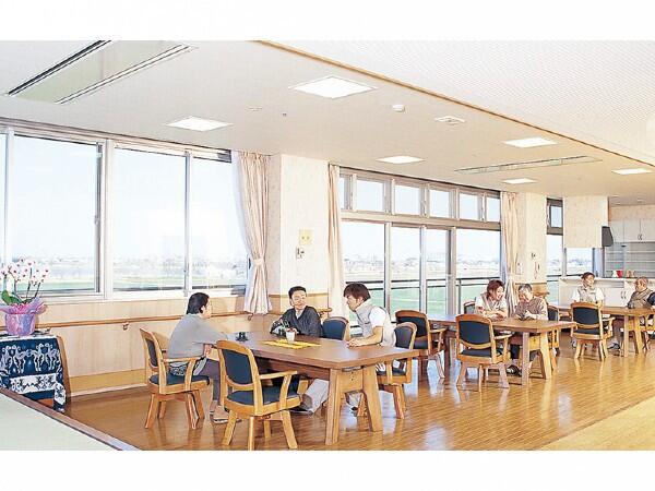 介護老人保健施設レイクサイド木場（常勤）の理学療法士求人メイン写真3