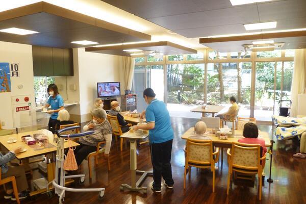 松が丘すみれ園デイサービスセンター（生活相談員/常勤）の社会福祉士求人メイン写真1