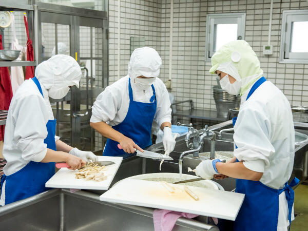 葉隠勇進(株) 倉敷市茶屋町 学校給食（厨房/契約社員）の調理師/調理員求人メイン写真1