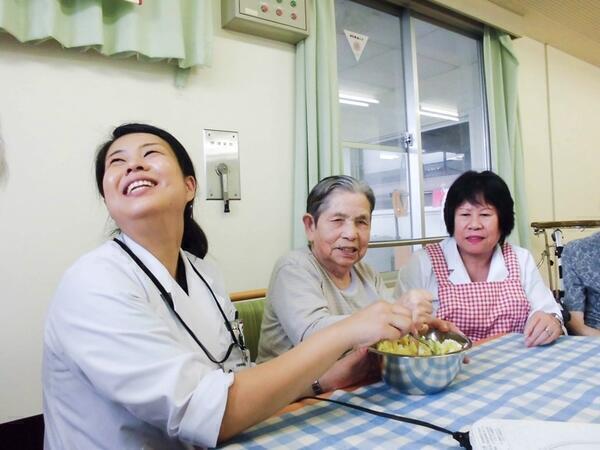 東新苑介護老人保健施設（パート）の准看護師求人メイン写真1